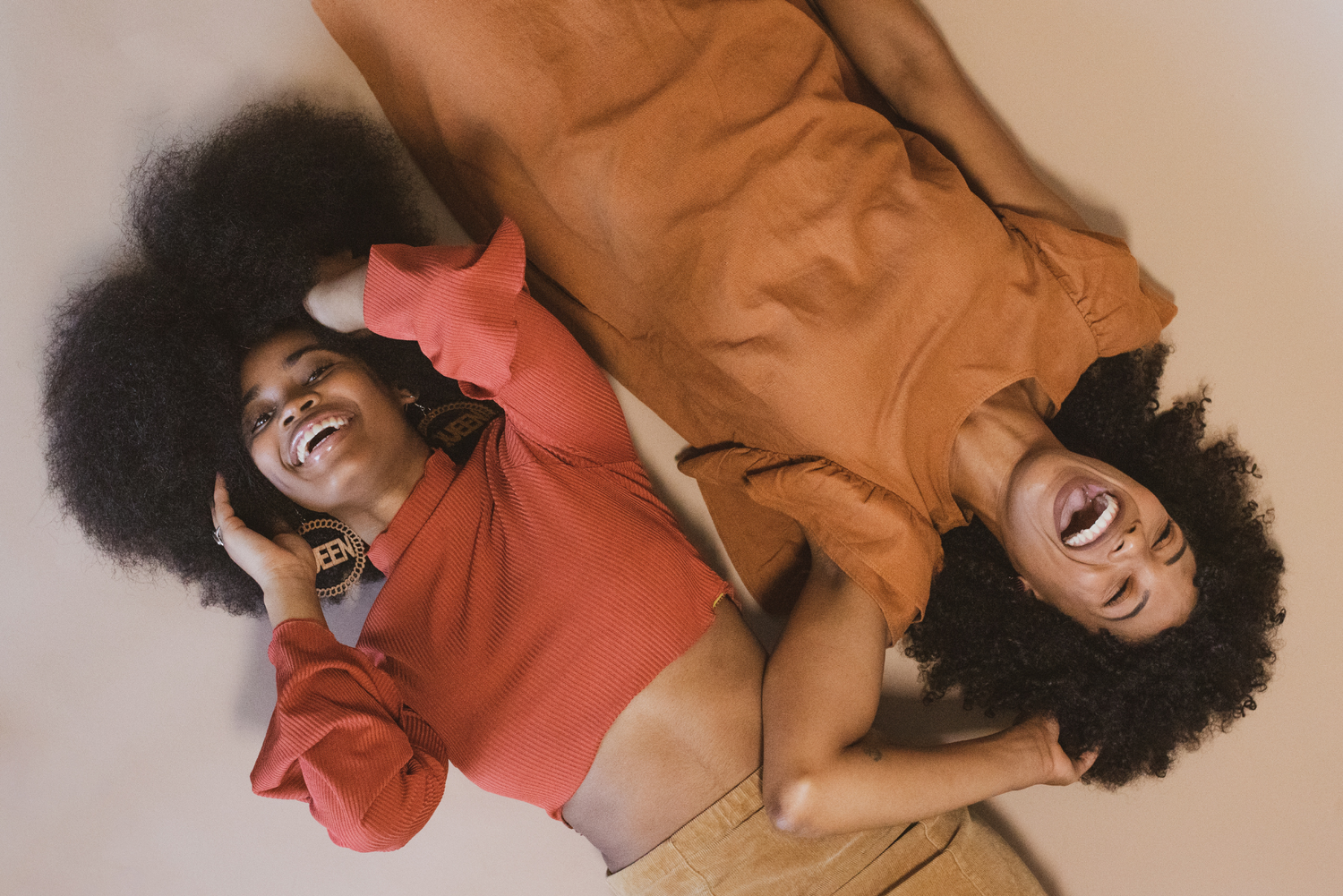 Comment définir son type de cheveu ? Le guide complet pour mieux en prendre soin ✨