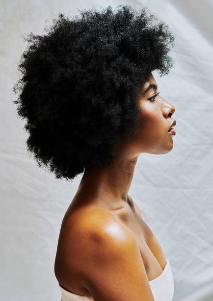 Comment stimuler la pousse des cheveux crépus naturellement ?