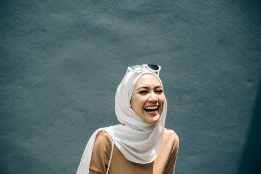 Comment prendre soin de ses cheveux sous son foulard ?